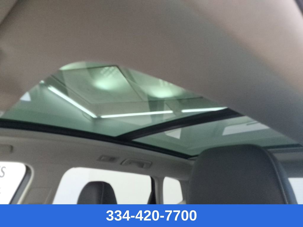 Certified 2025 Volkswagen Taos SE w/ Panoramic Sunroof Package image 29