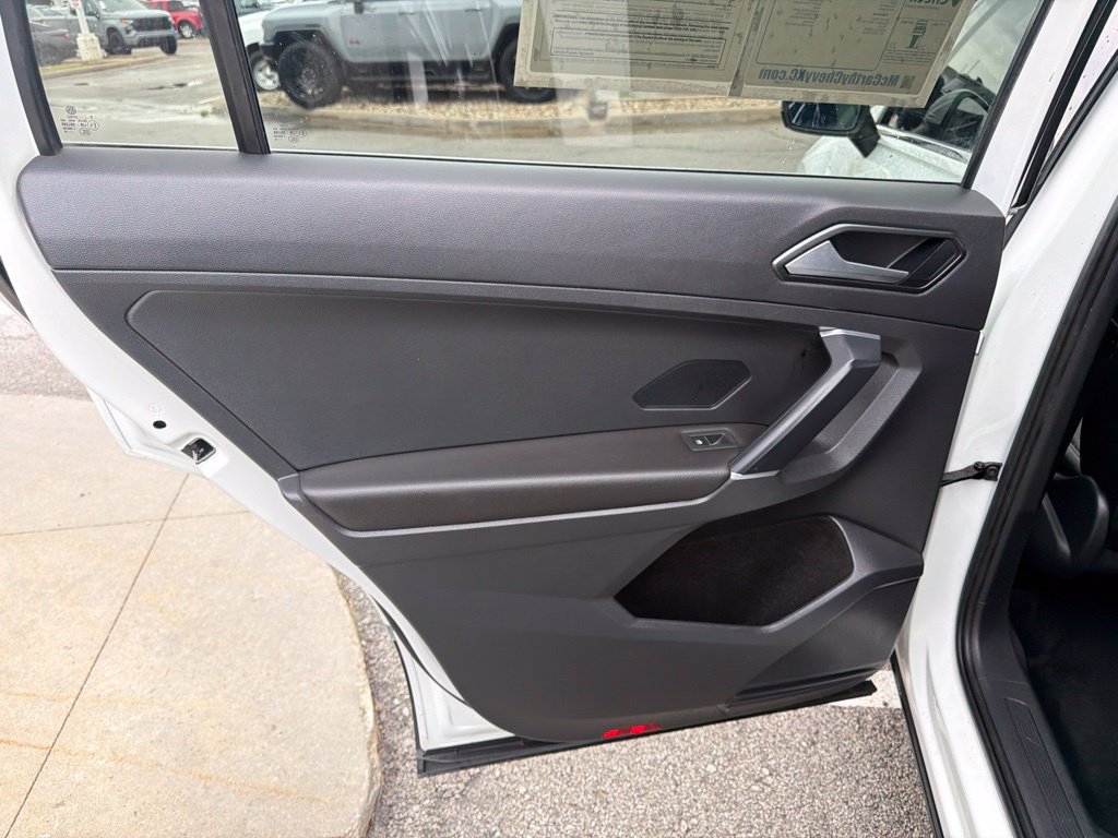 Used 2018 Volkswagen Tiguan SE w/ 3rd Row Seat Package AWD/4WD image 17