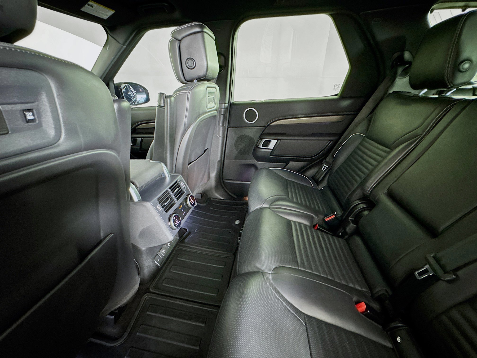 Used 2023 Land Rover Discovery Metropolitan Edition AWD/4WD image 42