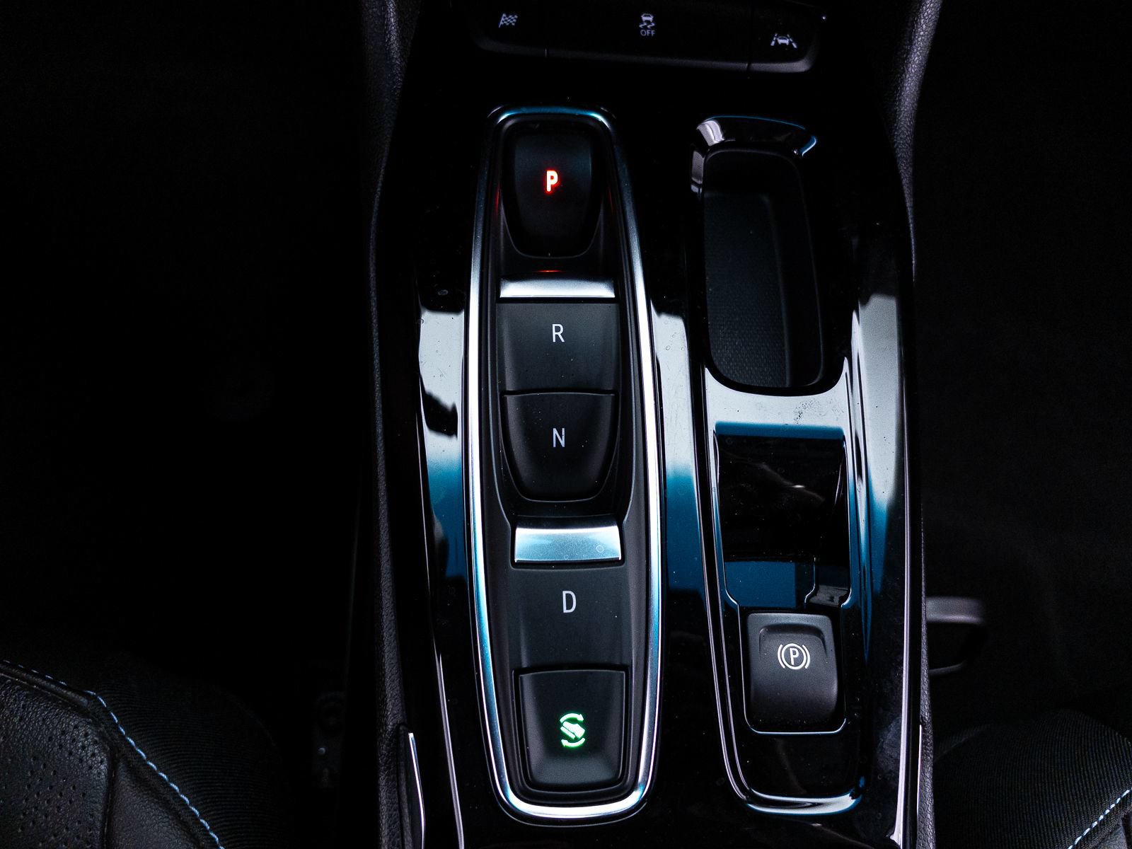 Used 2023 Chevrolet Bolt LT w/ Infotainment Package FWD image 32
