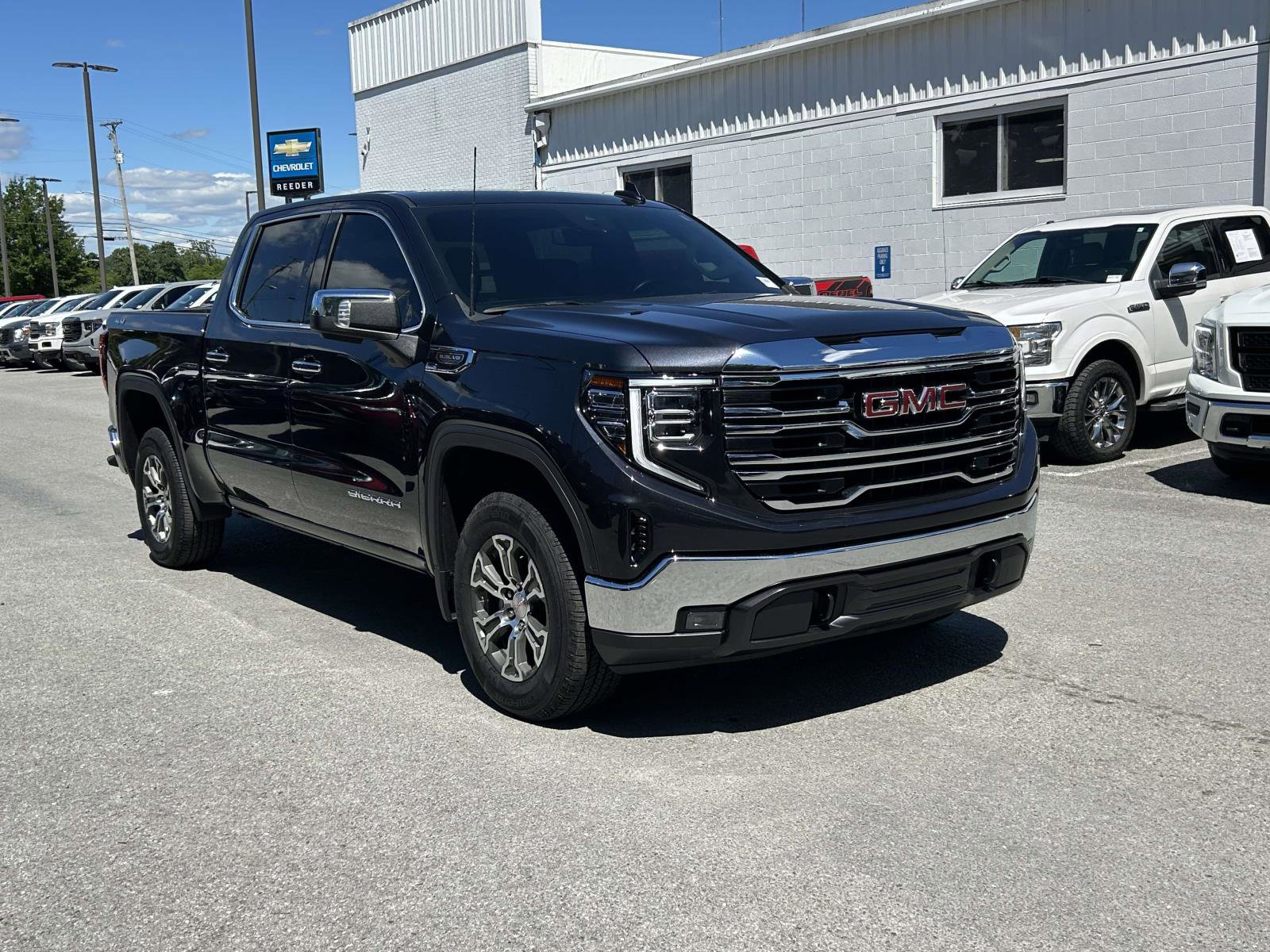 Used 2025 GMC Sierra 1500 SLT AWD/4WD image 1