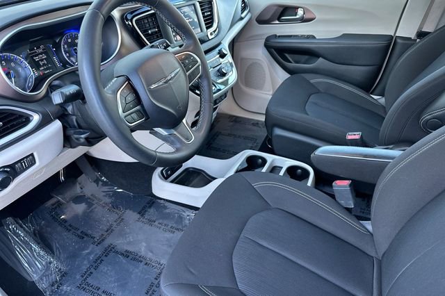 Certified 2023 Chrysler Voyager LX image 2