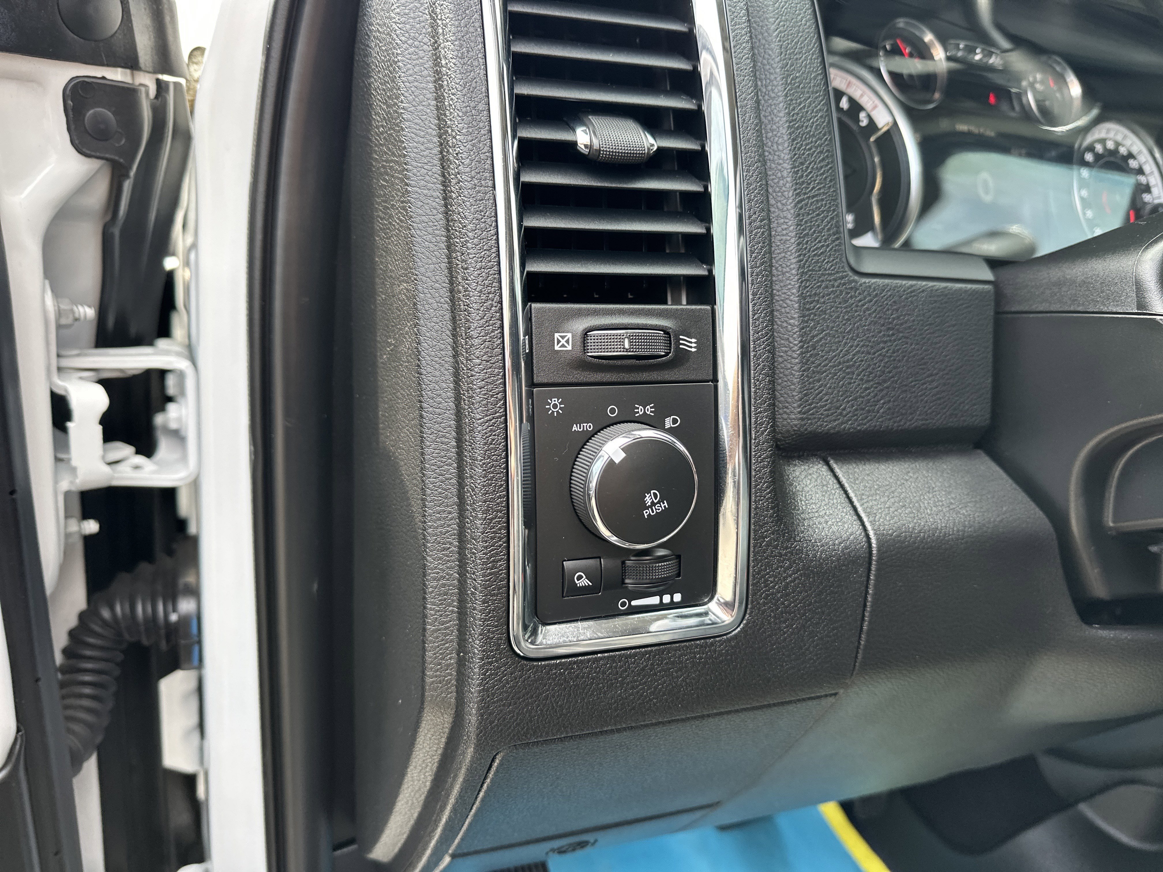 Used 2018 RAM 2500 Laramie w/ Convenience Group image 15