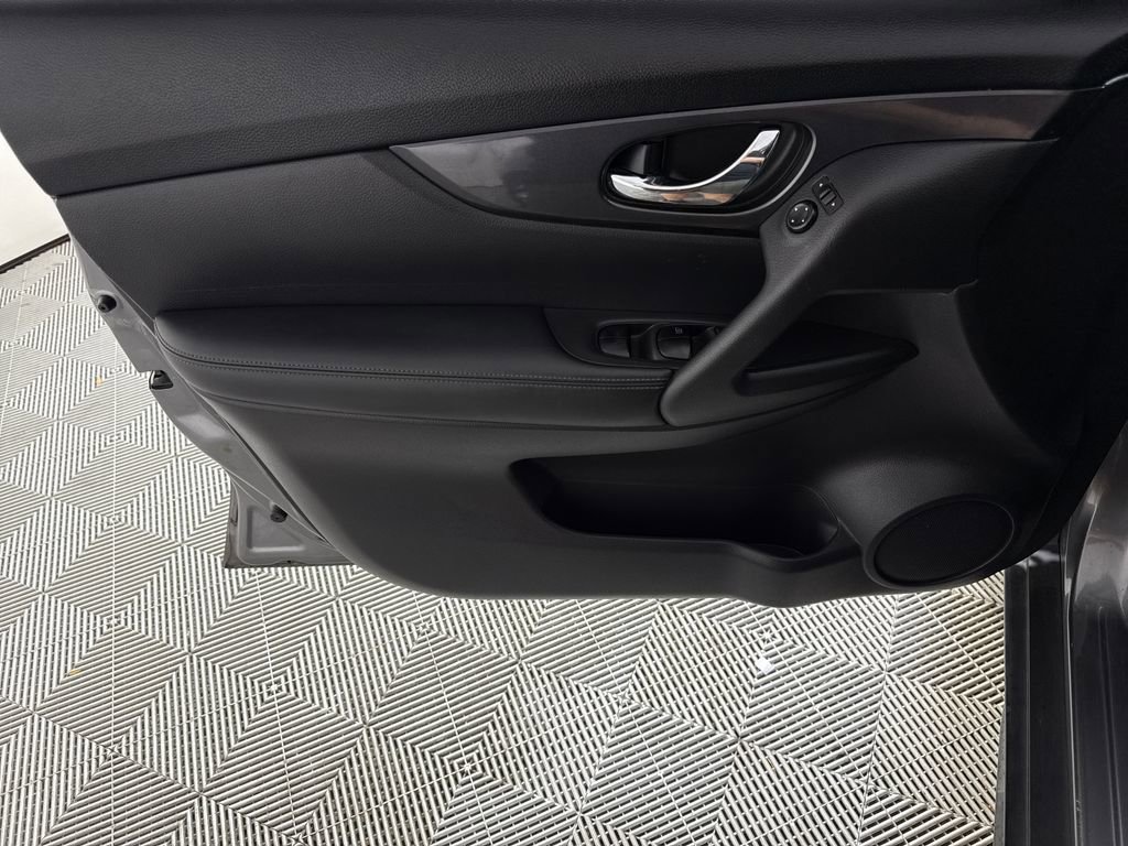 Used 2018 Nissan Rogue SV FWD image 10