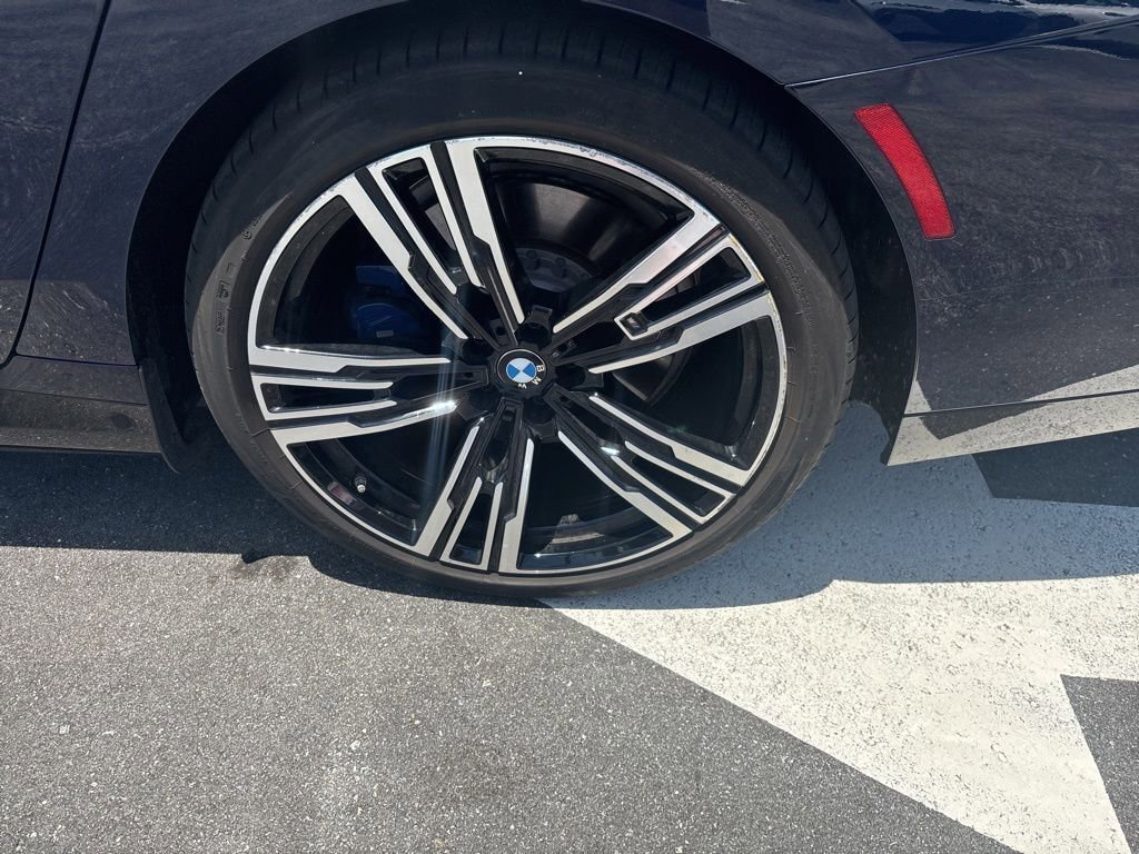 Used 2023 BMW i7 xDrive60 AWD/4WD image 7