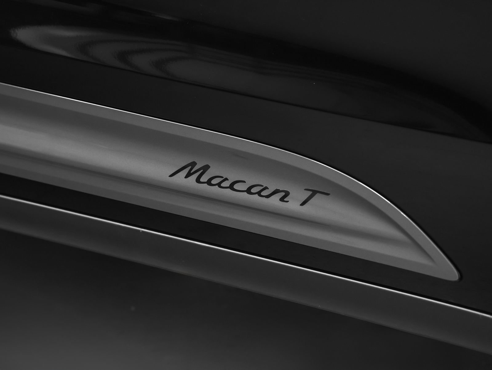 New 2026 Porsche Macan Turbo AWD/4WD image 15