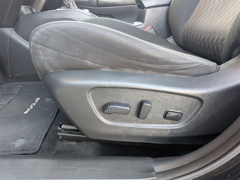 Used 2018 Nissan Rogue SV image 12