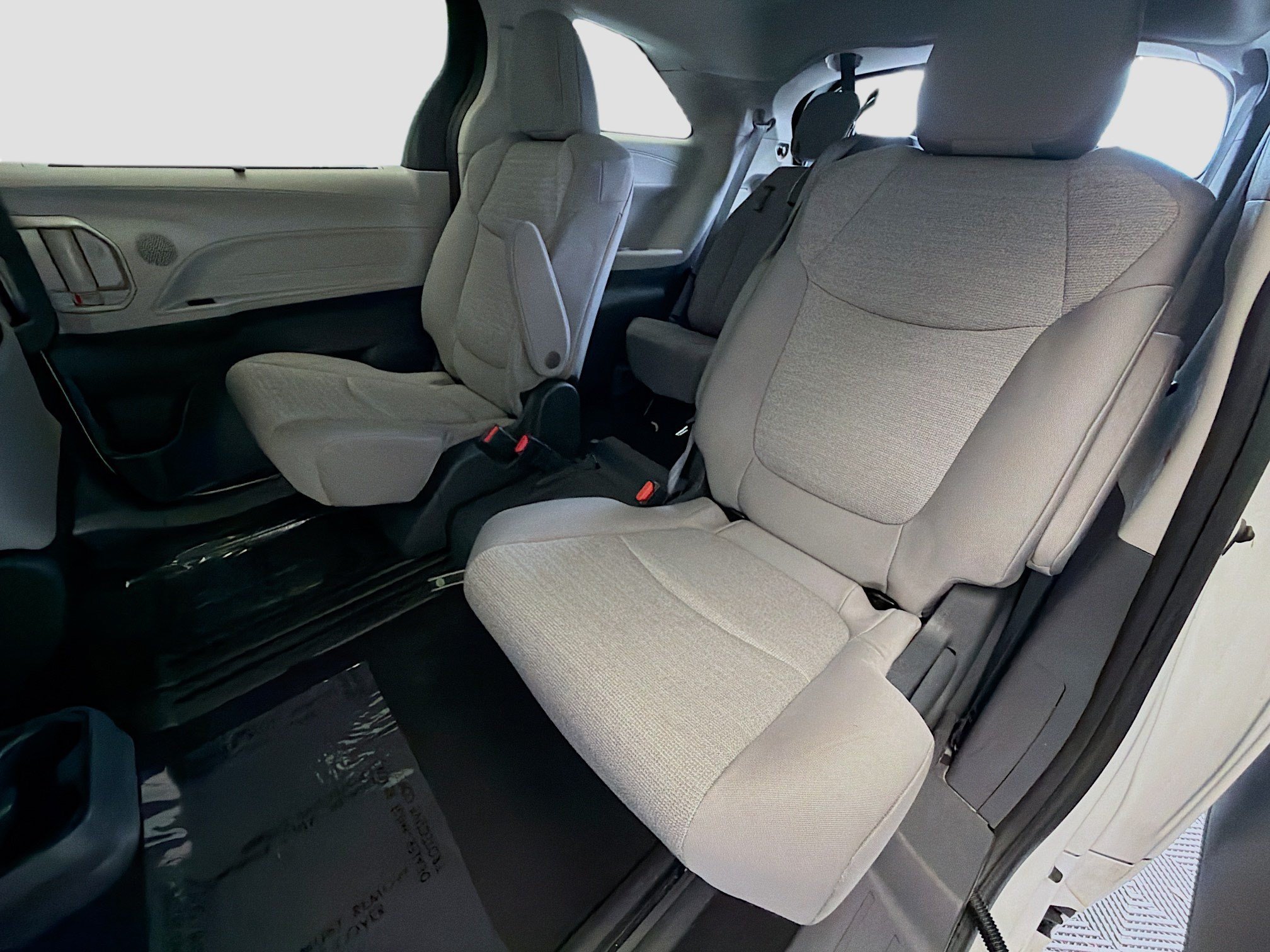 Used 2024 Toyota Sienna LE FWD image 13