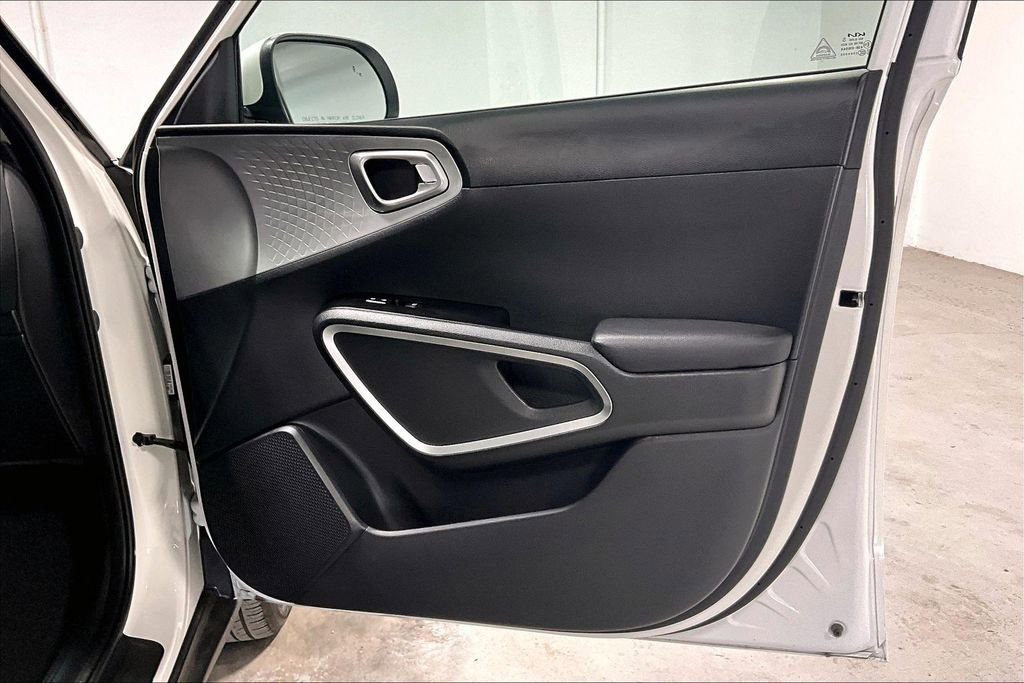 Used 2025 Kia Soul LX FWD image 22