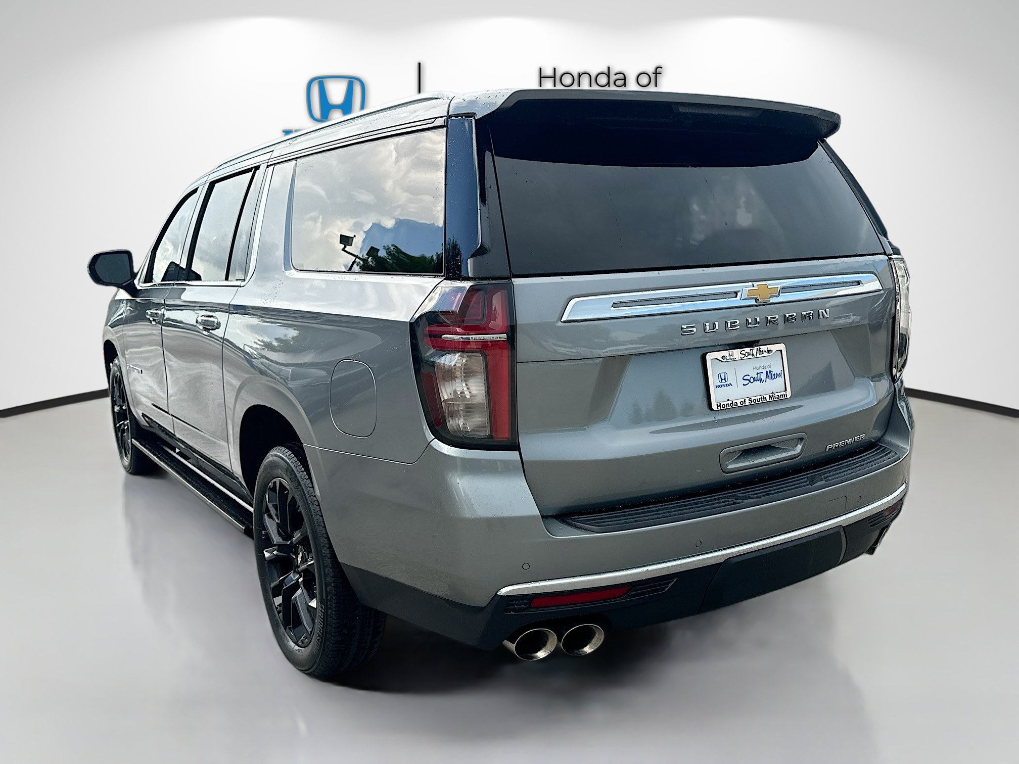 Used 2023 Chevrolet Suburban Premier RWD image 4