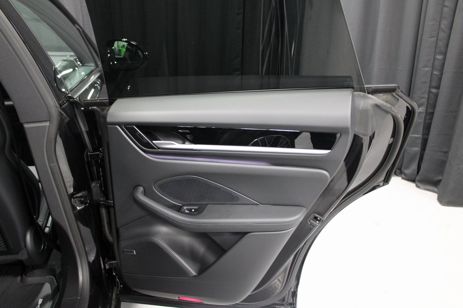 Certified 2025 Porsche Macan Electric image 24