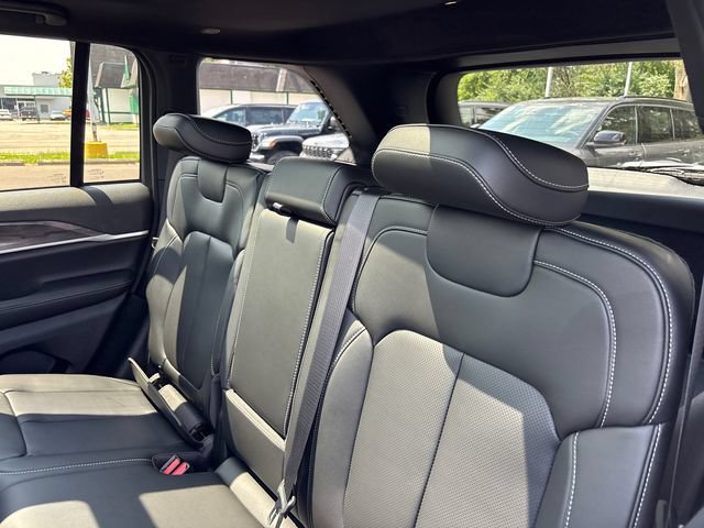 New 2026 Jeep Grand Cherokee Limited w/ Luxury Tech Group II AWD/4WD image 8