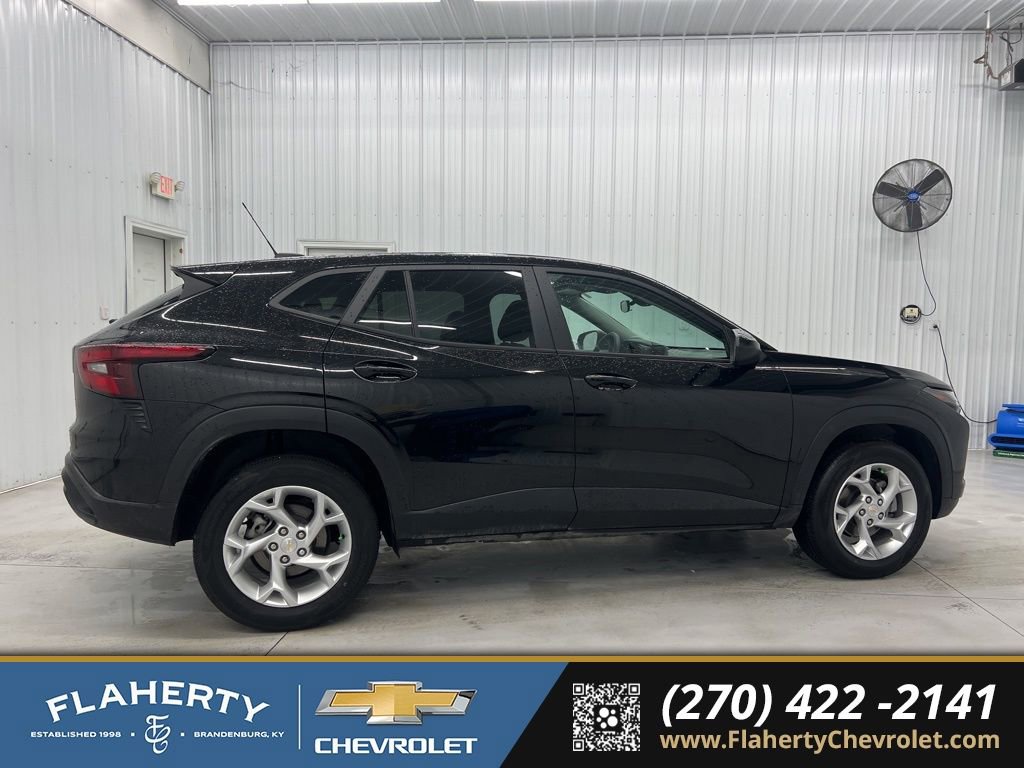 Used 2024 Chevrolet Trax LS w/ LS Convenience Package image 2