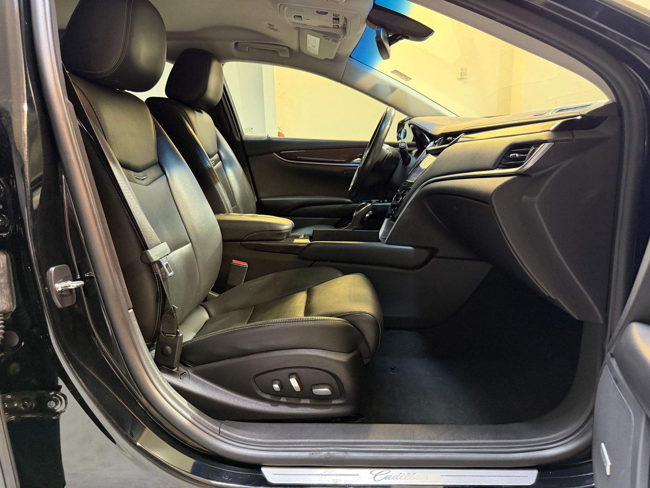 Used 2015 Cadillac XTS Luxury AWD/4WD image 44