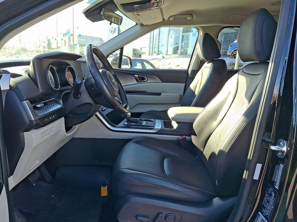 Used 2024 Kia Carnival LX image 14