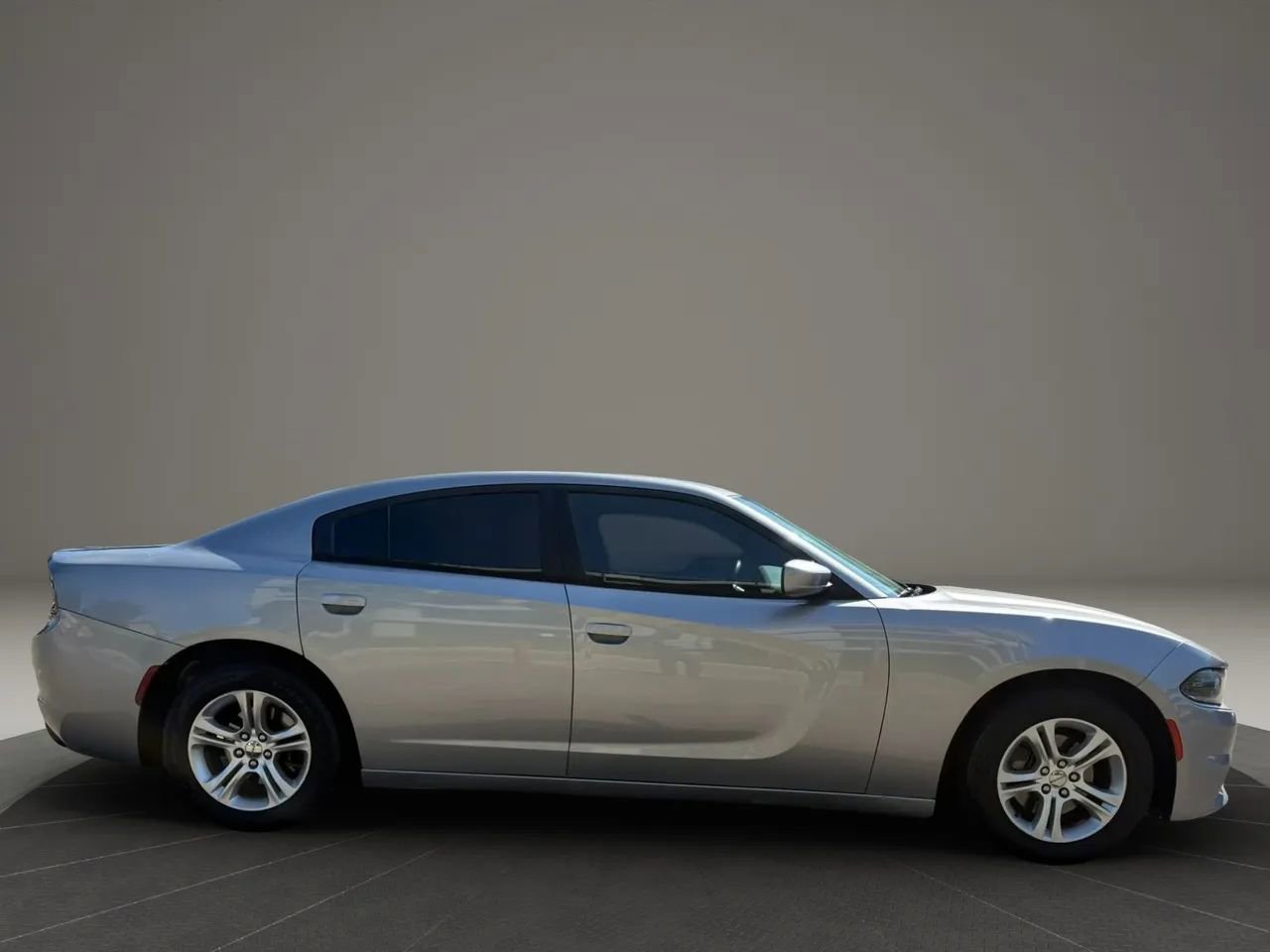 Used 2015 Dodge Charger SE w/ Popular Equipment Group RWD image 4