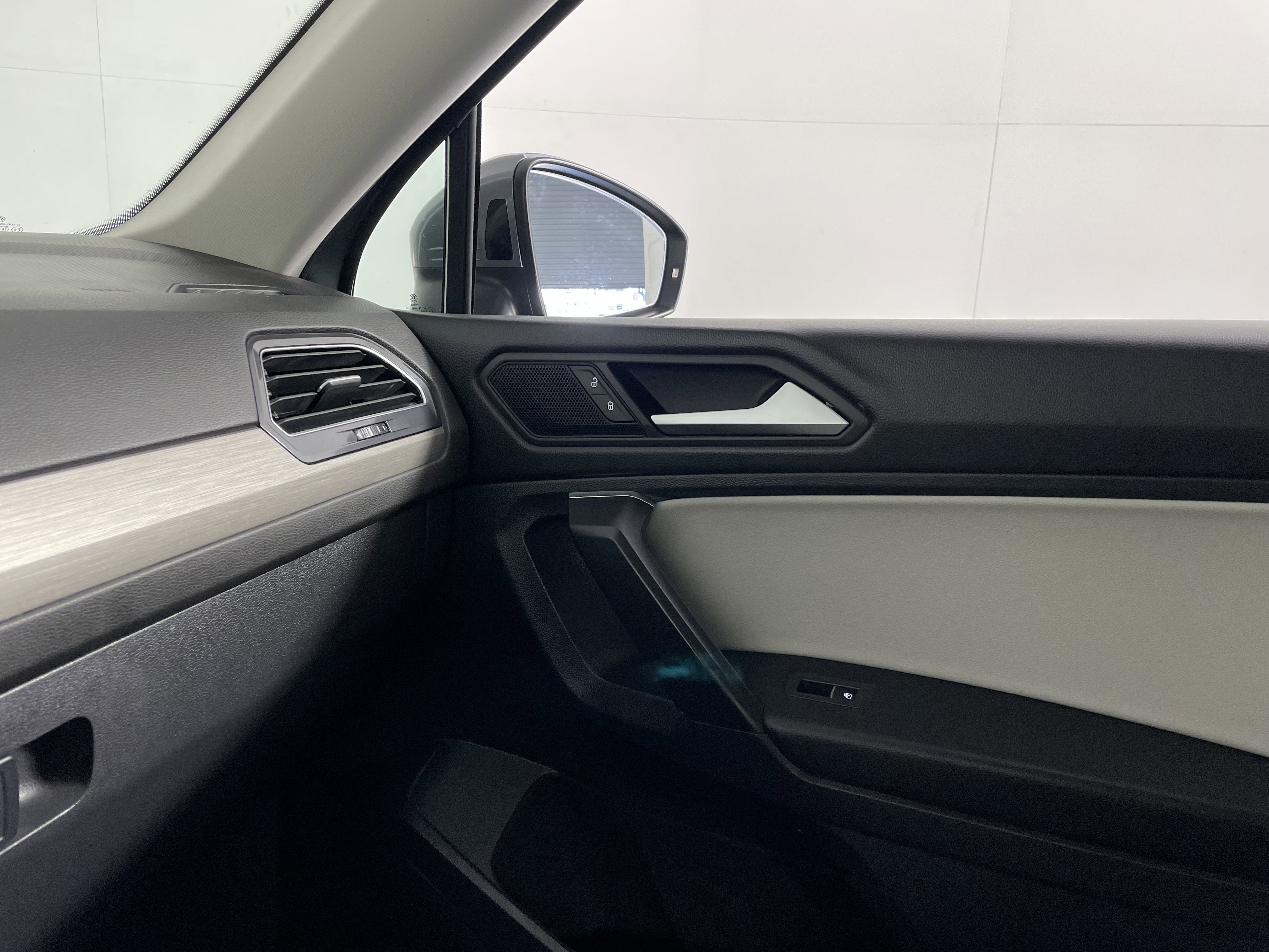 Used 2021 Volkswagen Tiguan SEL AWD/4WD image 12