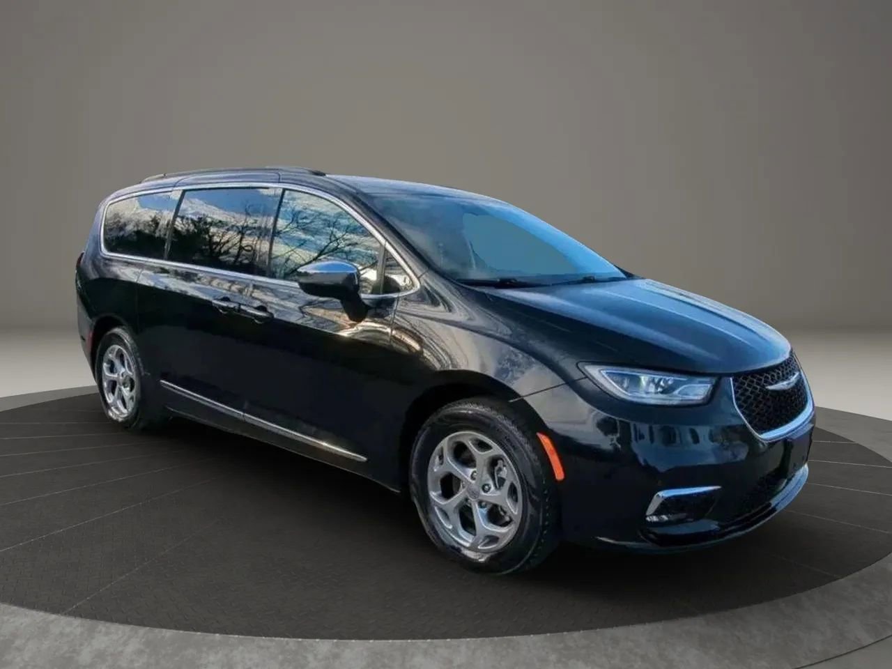 Used 2023 Chrysler Pacifica Limited FWD image 6