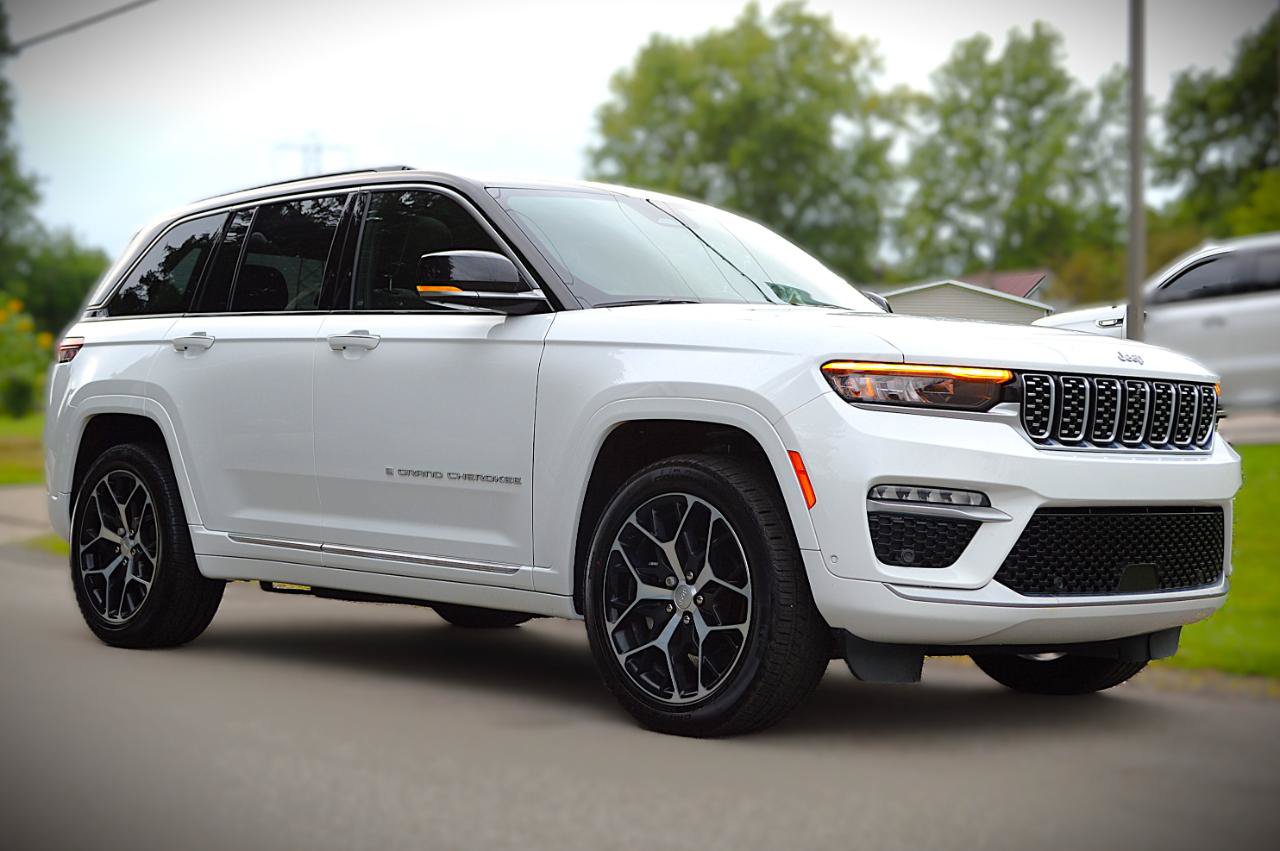 Used 2024 Jeep Grand Cherokee Summit AWD/4WD image 3