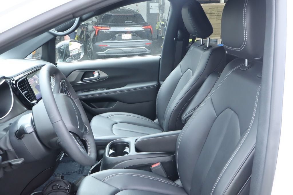 Used 2025 Chrysler Pacifica Select FWD image 19