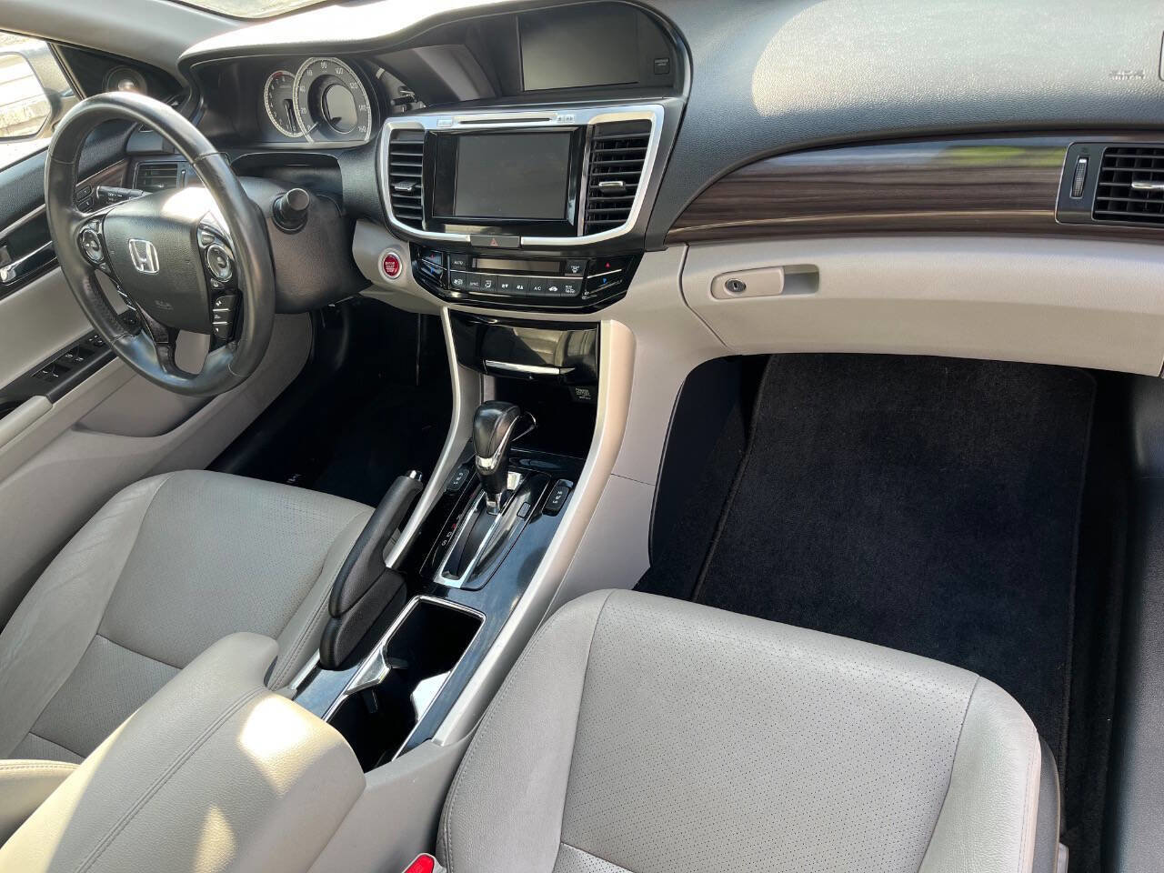 Used 2016 Honda Accord Touring image 18