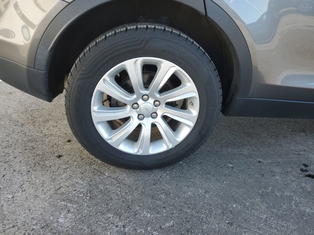Used 2017 Land Rover Discovery Sport SE image 11