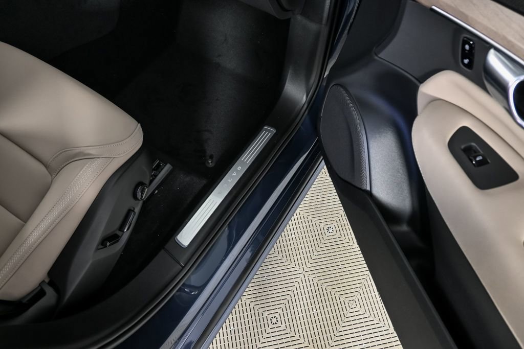 New 2026 Volvo XC90 B6 Plus w/ Protection Package Premier image 26