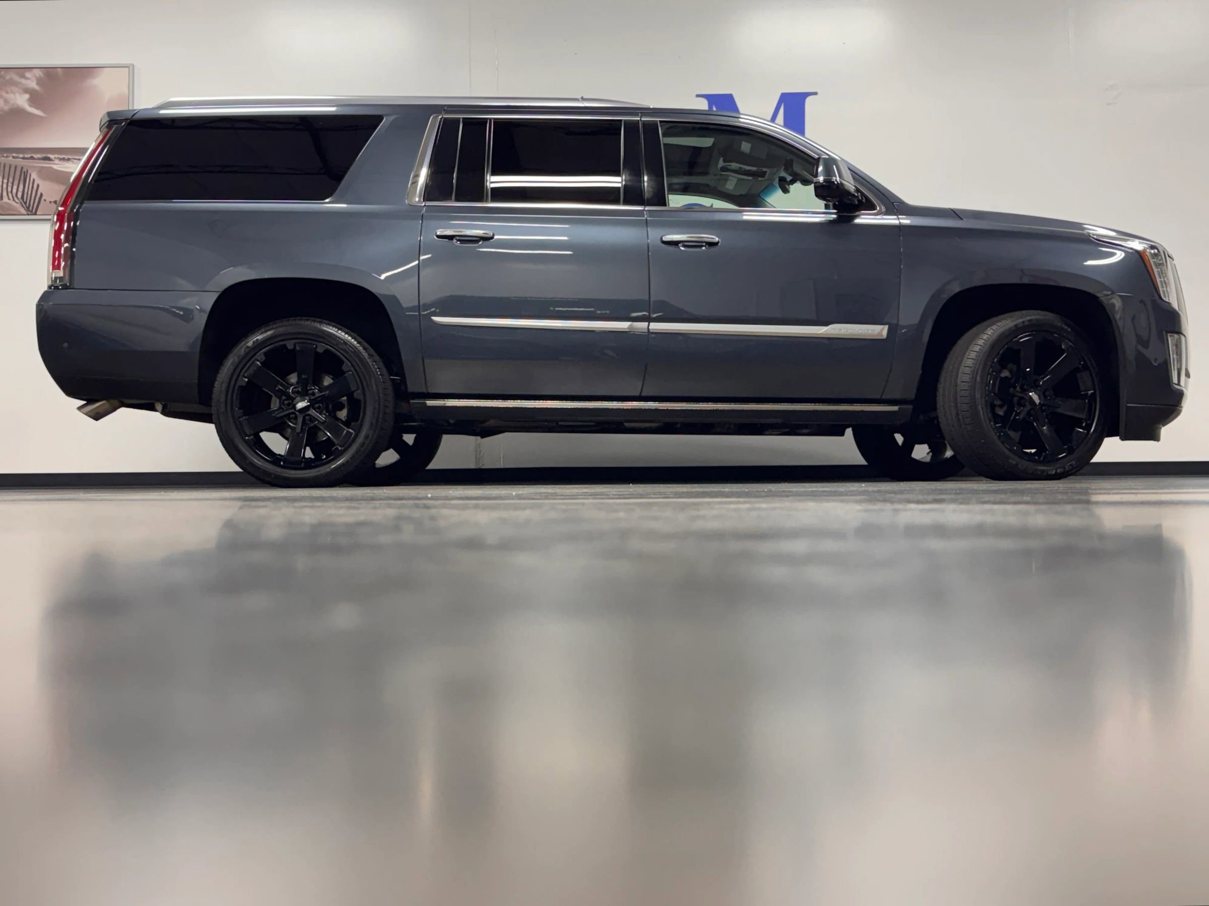 Used 2019 Cadillac Escalade ESV Premium Luxury image 3