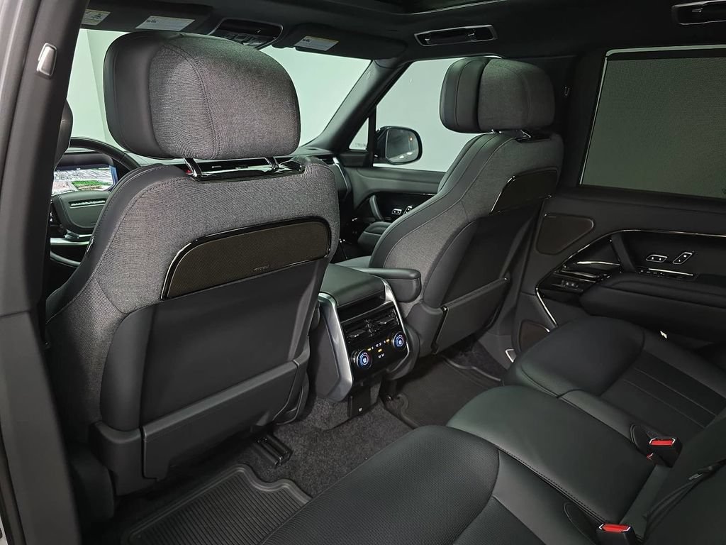 Used 2025 Land Rover Range Rover SV AWD/4WD image 27