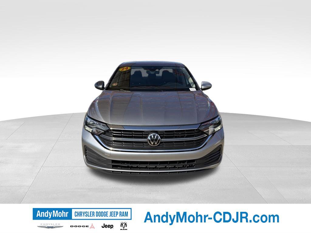 Used 2024 Volkswagen Jetta SE FWD image 2