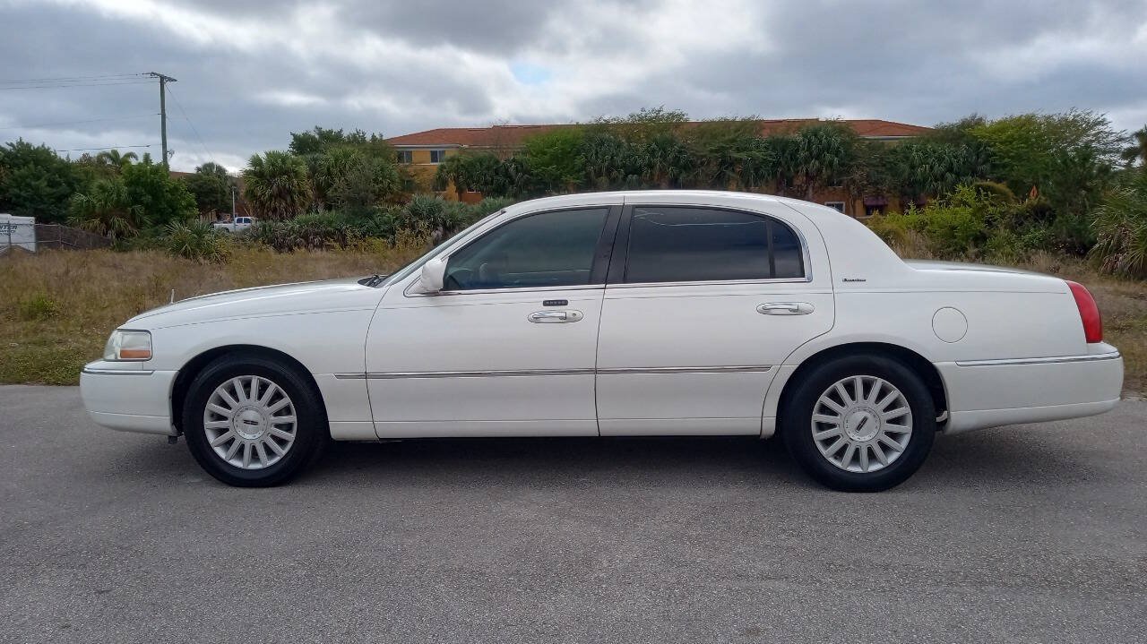 Used 2003 Lincoln Town Car Executive RWD image 1