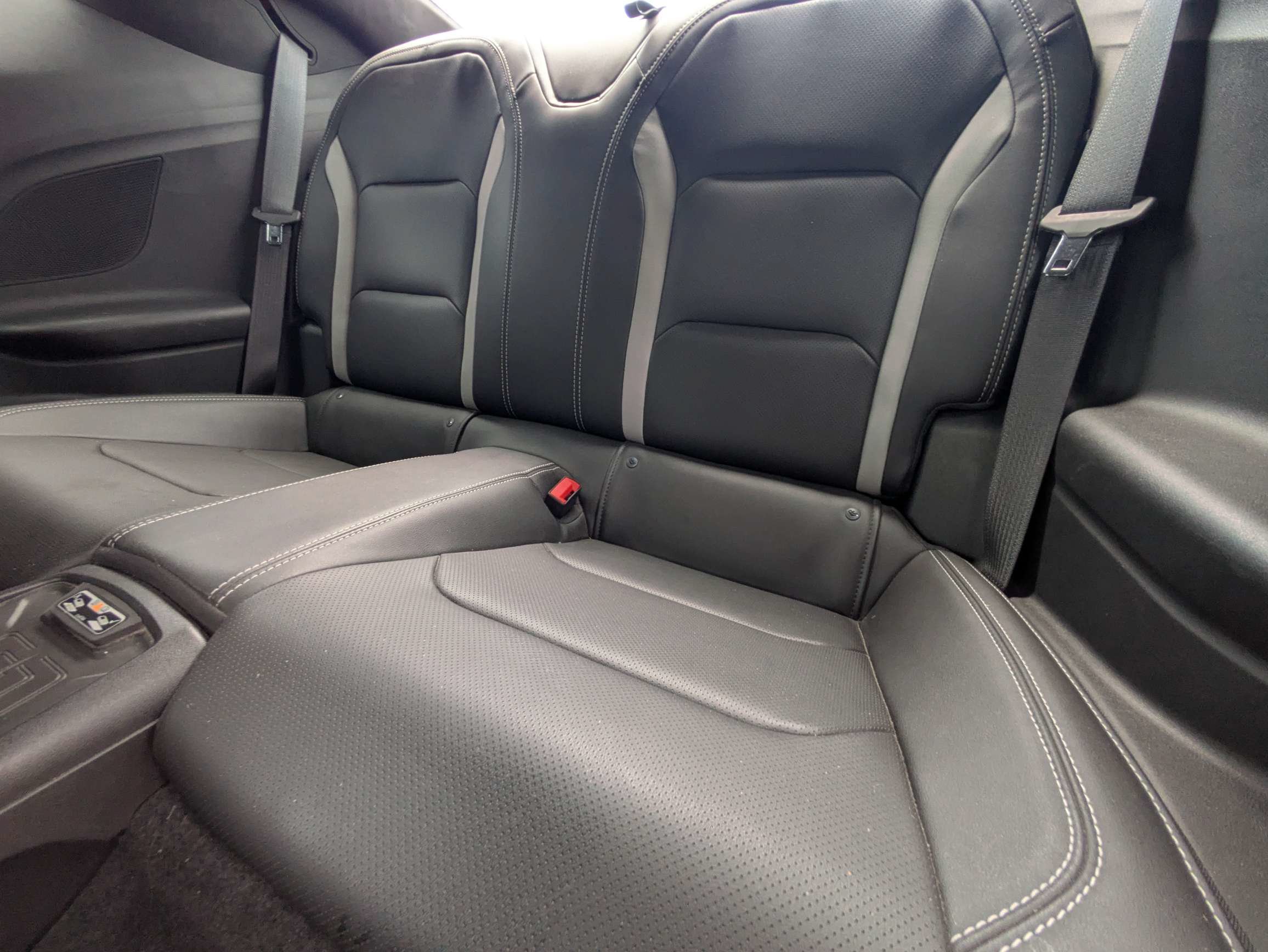 Used 2018 Chevrolet Camaro LT RWD image 7