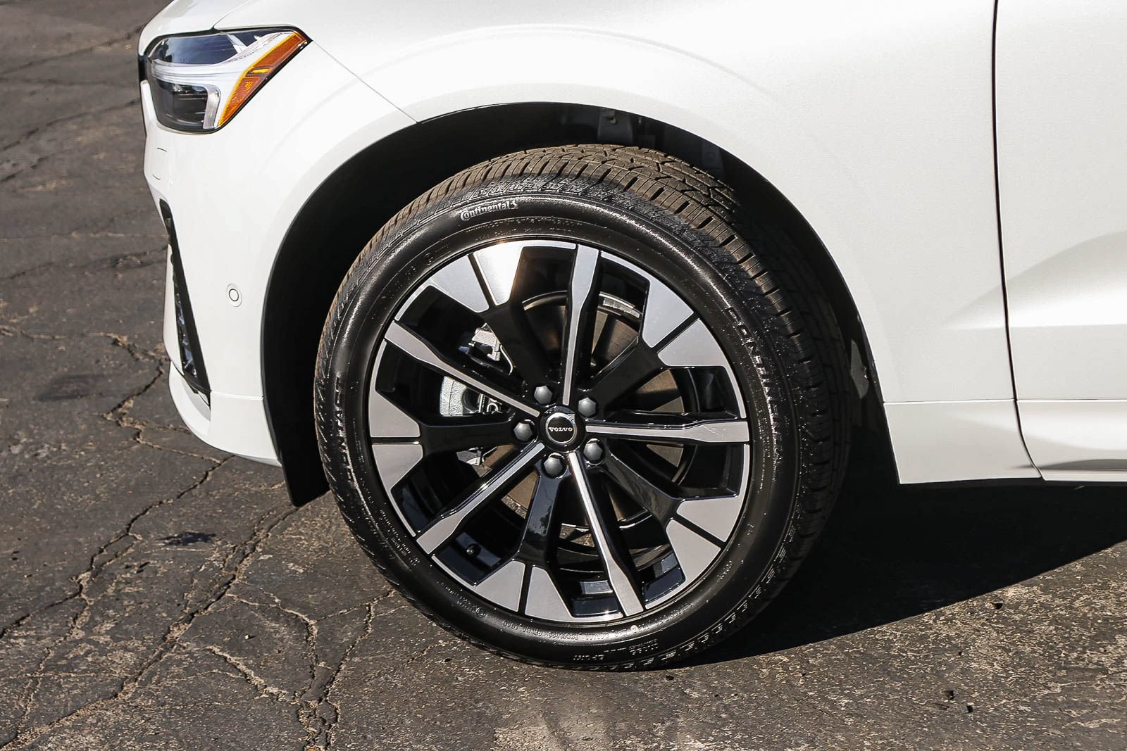 New 2026 Volvo XC60 B5 Plus w/ Climate Package AWD/4WD image 9