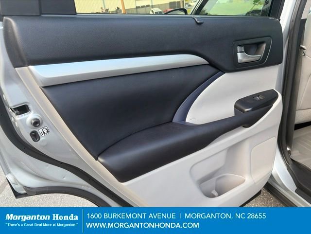 Used 2017 Toyota Highlander XLE w/ Carpet Mat Package AWD/4WD image 30