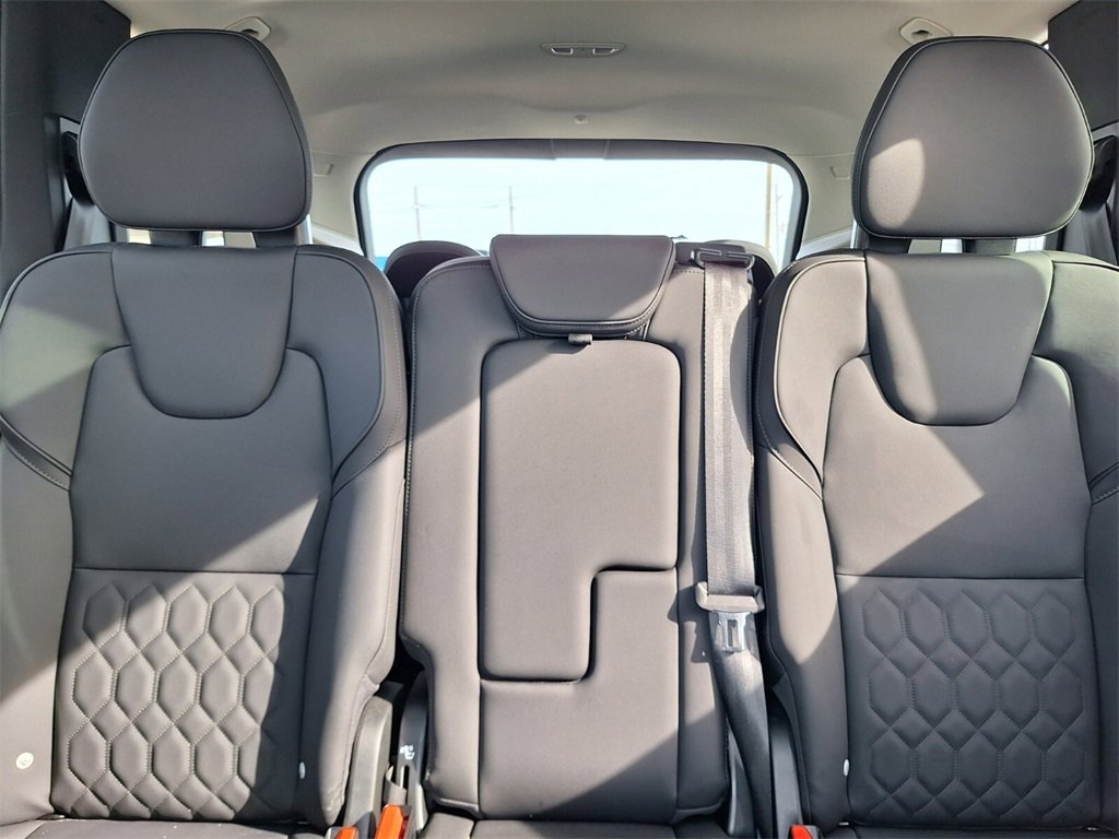 Used 2025 Volvo XC90 B6 Plus image 24