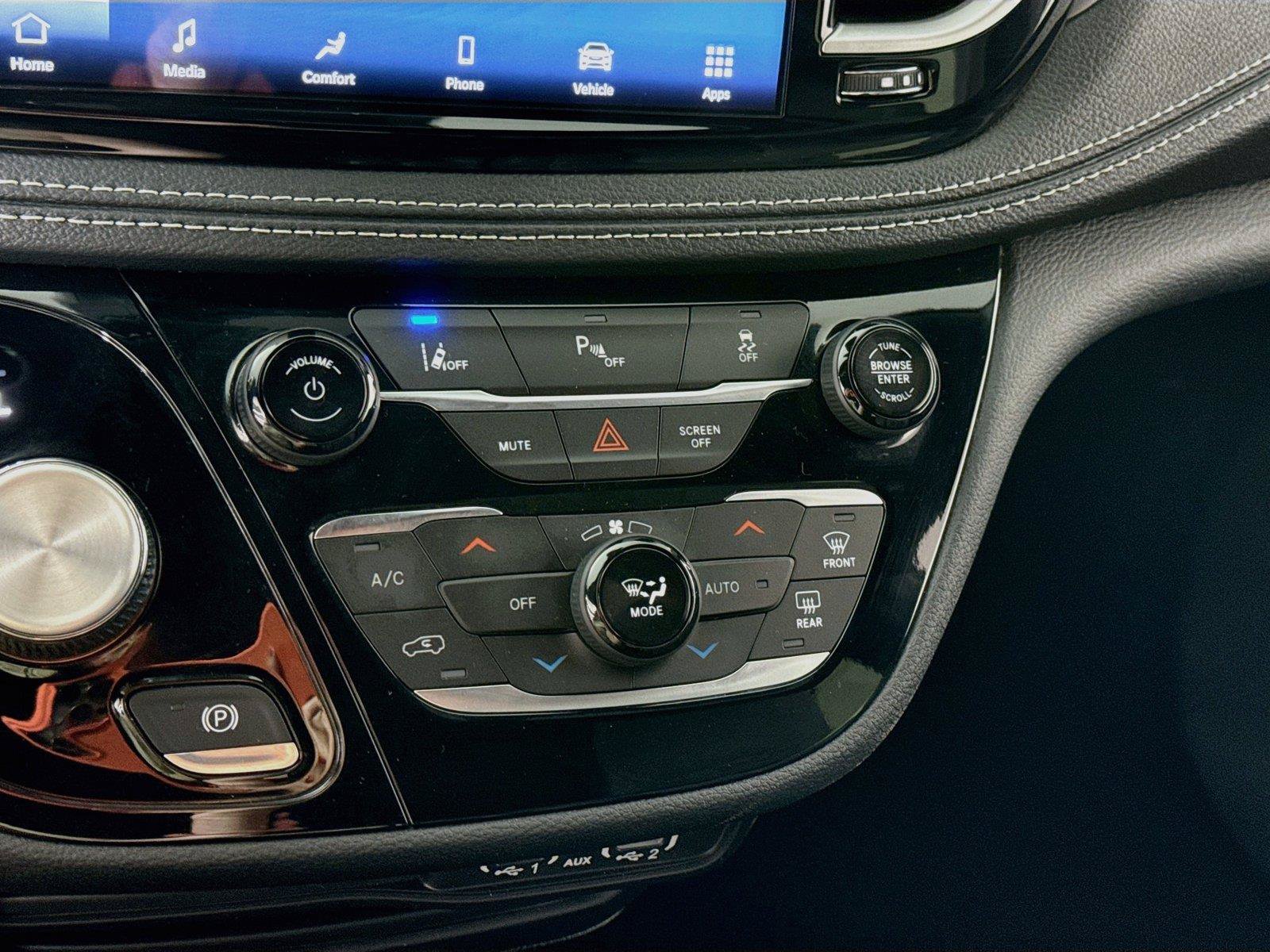 Used 2025 Chrysler Pacifica Select FWD image 9