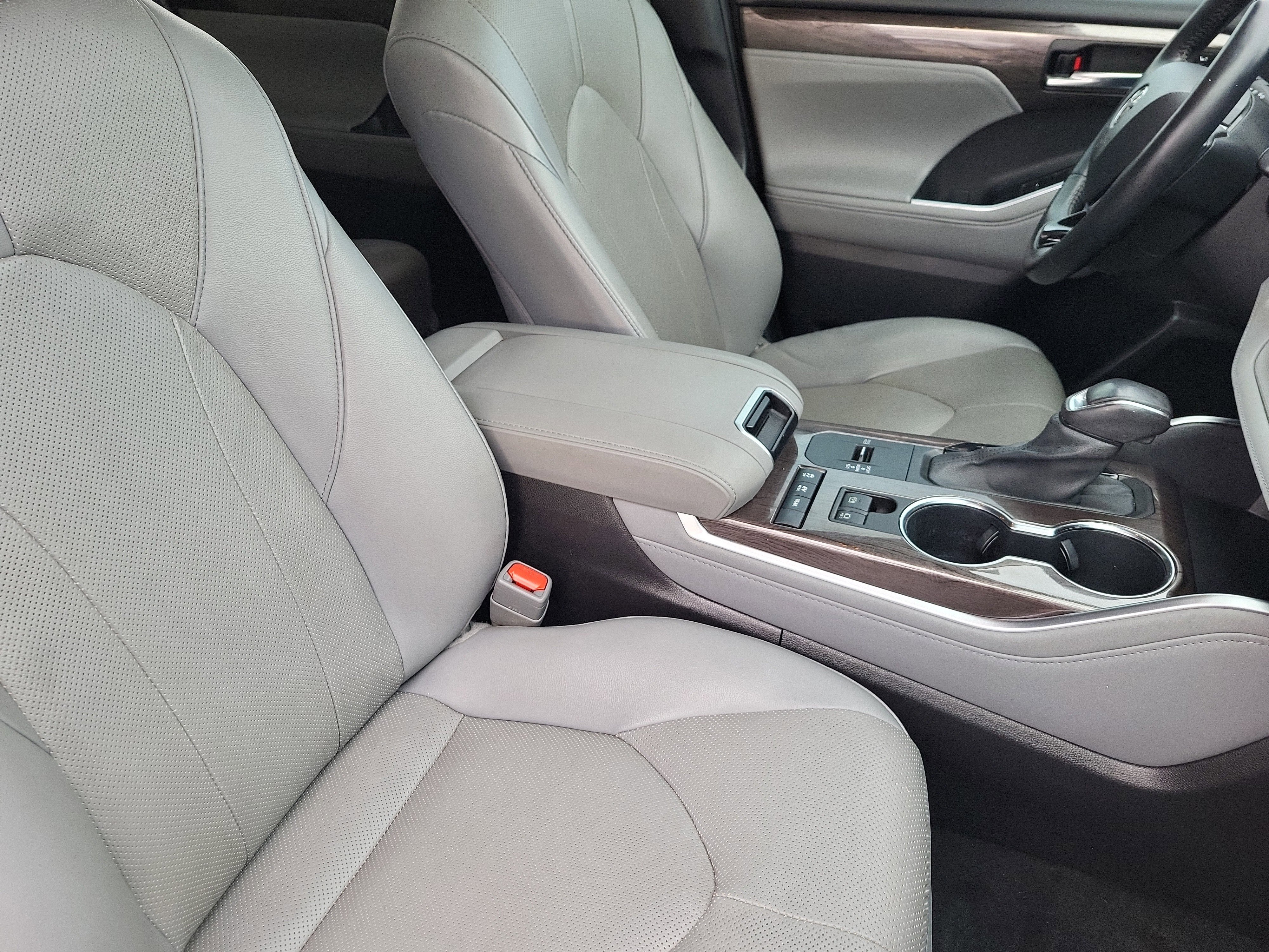 Used 2021 Toyota Highlander Limited image 14