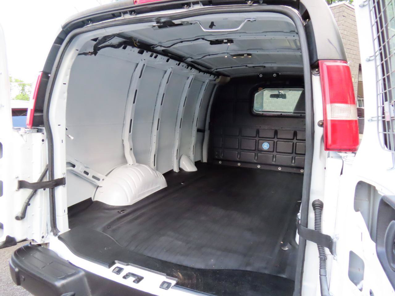 Used 2018 Chevrolet Express 2500 w/ Driver Convenience Package RWD image 17
