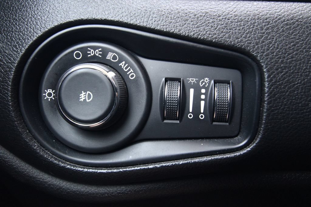 Used 2021 Jeep Renegade Latitude w/ Luxury Group I AWD/4WD image 21