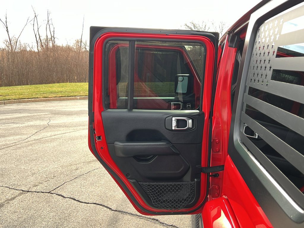 Used 2018 Jeep Wrangler Unlimited Sahara w/ Cold Weather Group image 39