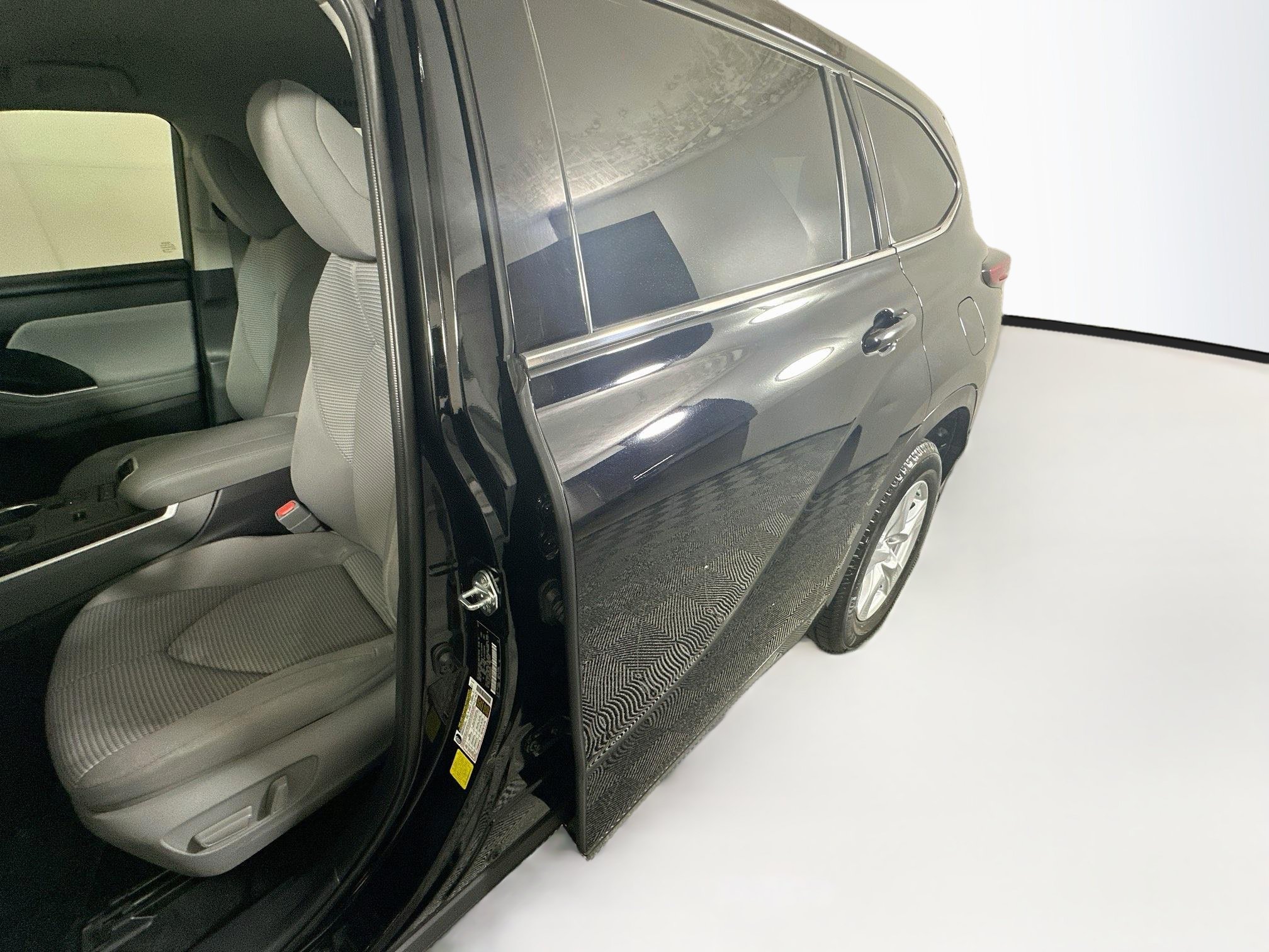 Used 2021 Toyota Highlander L FWD image 12