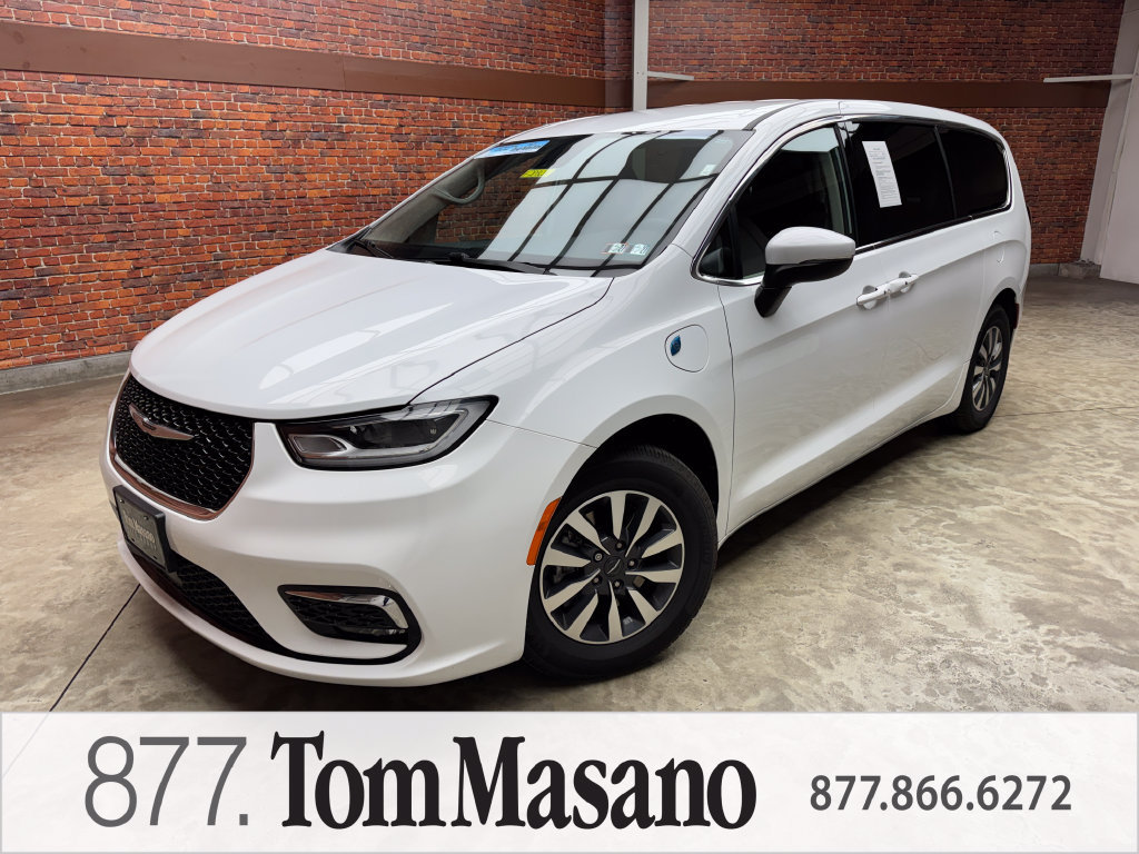 Used 2023 Chrysler Pacifica Touring-L w/ Uconnect Theater Family Group