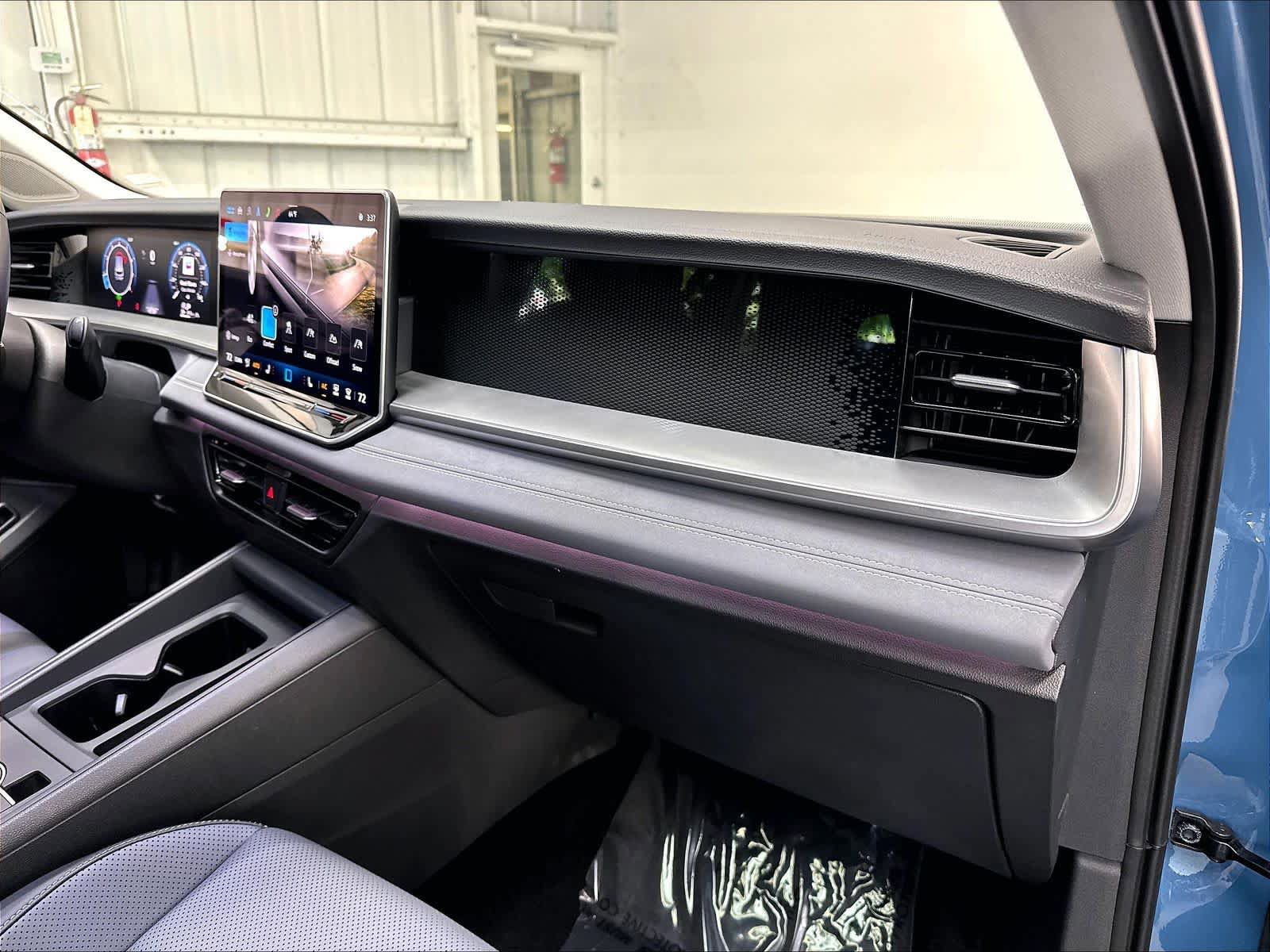 Certified 2025 Volkswagen Tiguan SE w/ Panoramic Sunroof Package AWD/4WD image 30