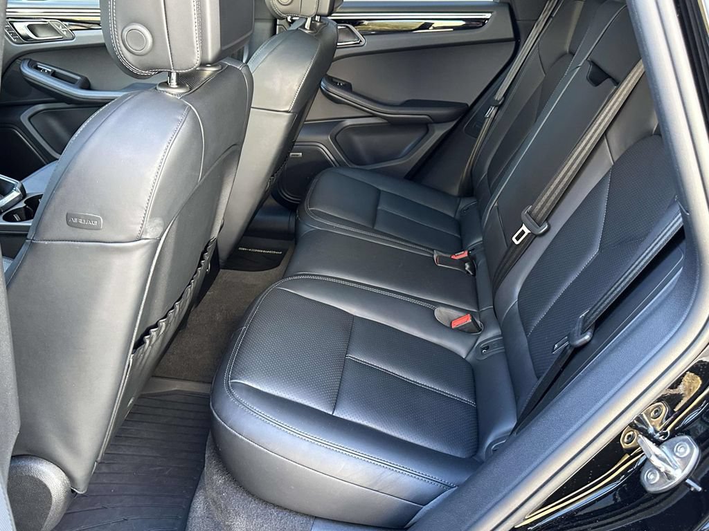 Certified 2025 Porsche Macan AWD/4WD image 11