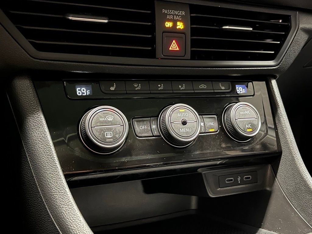 Used 2023 Volkswagen Jetta SE w/ Panoramic Sunroof Package image 11