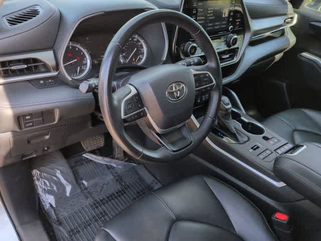 Used 2022 Toyota Highlander XLE image 10