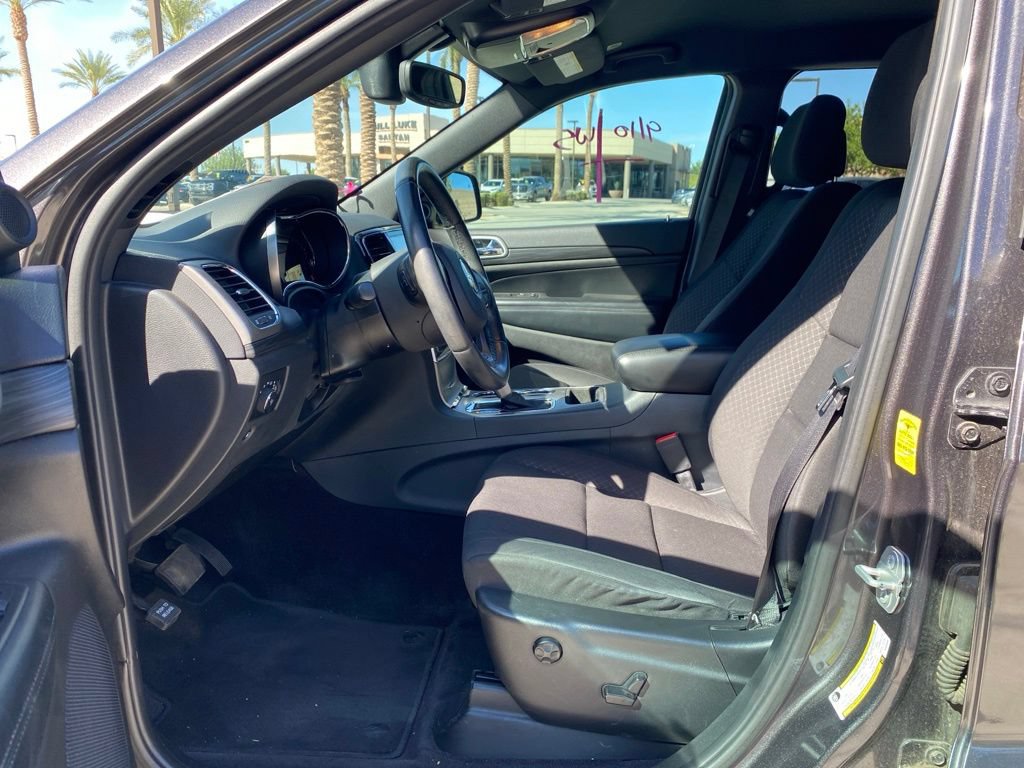 Used 2019 Jeep Grand Cherokee Laredo w/ 18" Wheel & 8.4" Radio Group RWD image 6