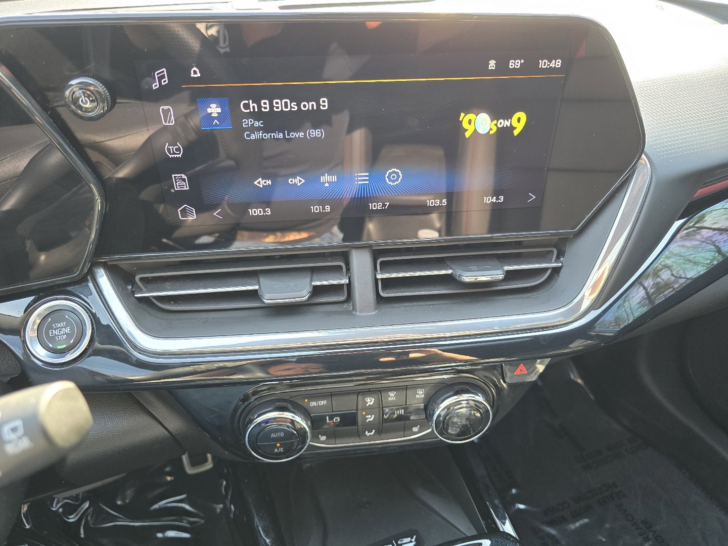 Used 2024 Chevrolet Trax RS w/ Sunroof Package FWD image 32