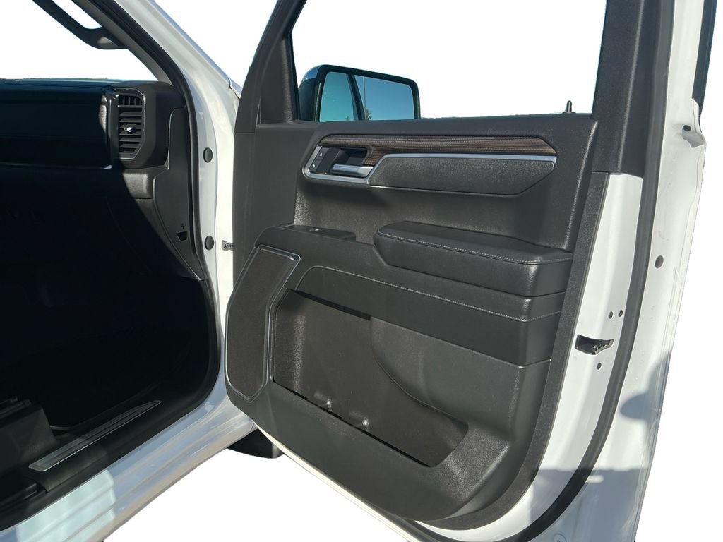Used 2025 Chevrolet Silverado 1500 LT AWD/4WD image 17