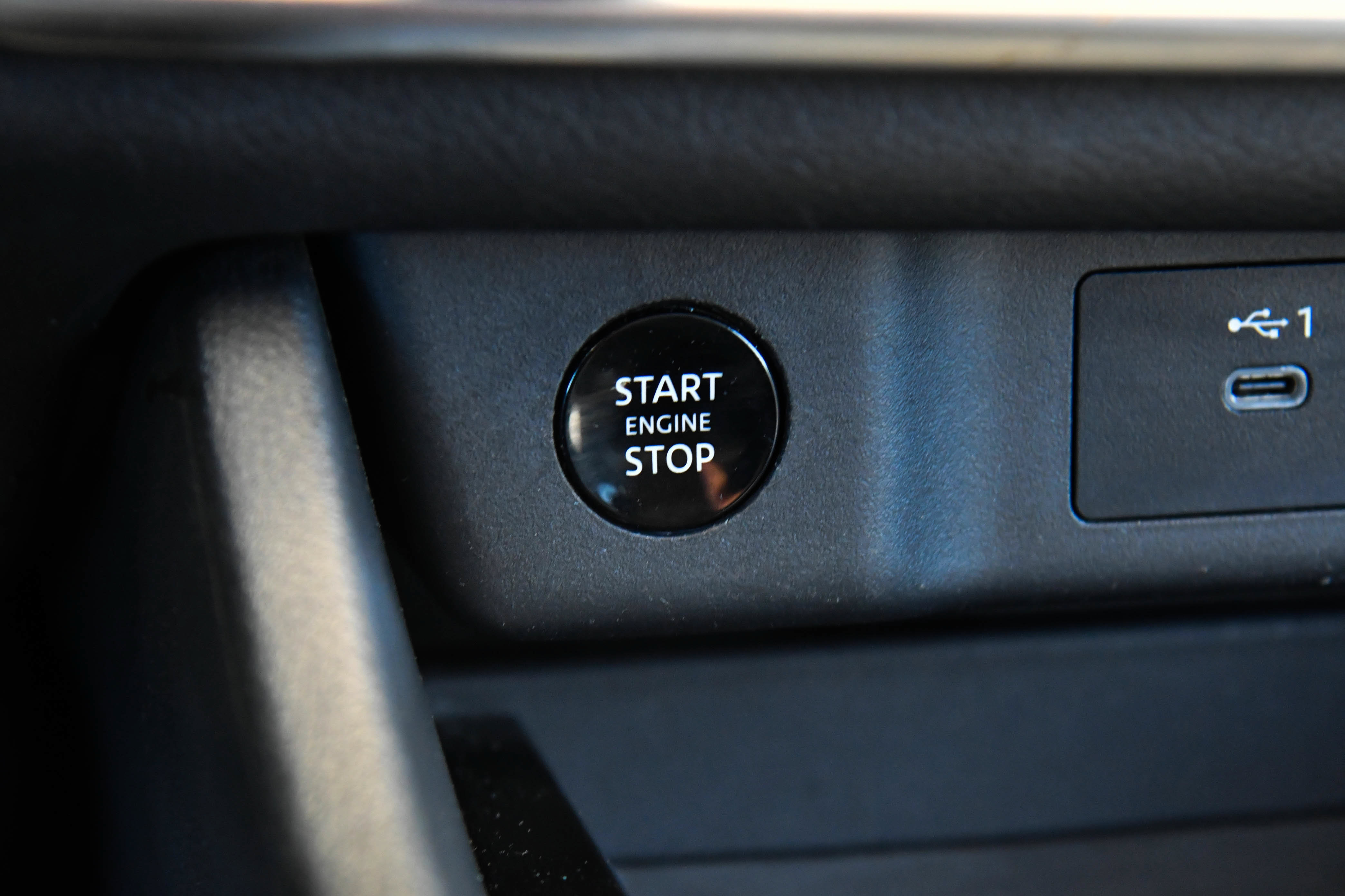 Used 2025 Nissan Rogue SV FWD image 27
